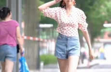 小姐姐给小朋友打雨伞,小姐姐为小朋友撑起爱的伞