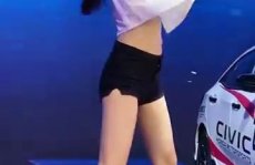 开车的小姐姐跳舞好看嘛,小姐姐驾车跳舞，美不胜收！